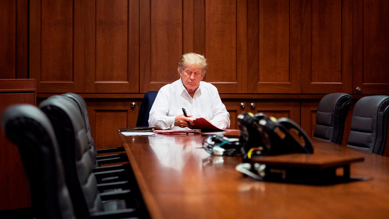 Donald Trump, trabajando en la suite presidencial del hospital militar Walter Reed de Bethesda este sábado. EFE
