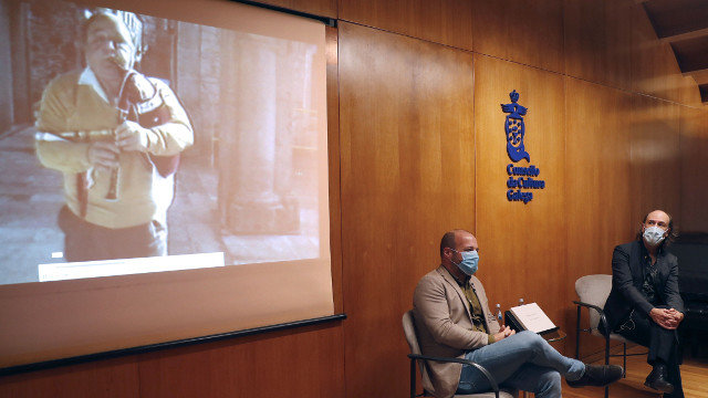 Carlos Núñez observa un vídeo de Ricardo Portela junto a Manuel Gago. EUROPA PRESS
