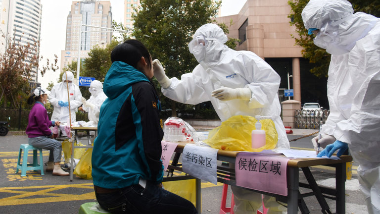 Pruebas de coronavirus en la ciudad china de Qingdao. EUROPA PRESS