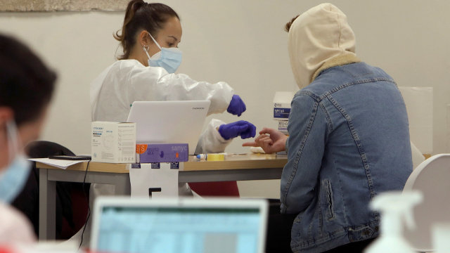 Un estudante sométese a unha proba PCR. LAVANDEIRA JR. (Efe)