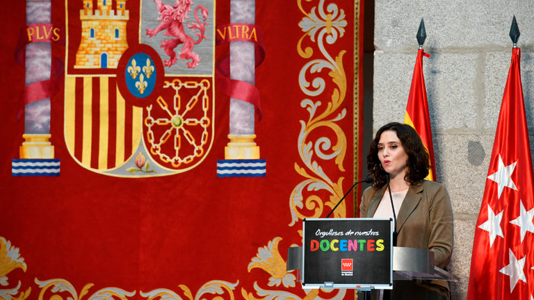 La presidenta de la Comunidad de Madrid, Isabel Díaz Ayuso, asistió este jueves a un acto en homenaje a los docentes. VÍCTOR LERENA (EFE)