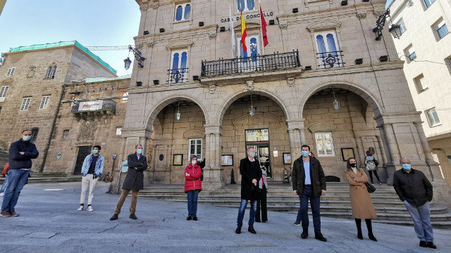 Caballero con el grupo municipal socialista de Ourense. PSOE