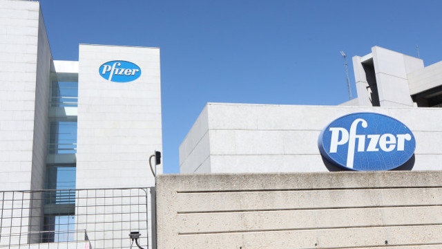 Logo de Pfizer en el edificio de los laboratorios de la marca en Madrid. EUROPA PRESS