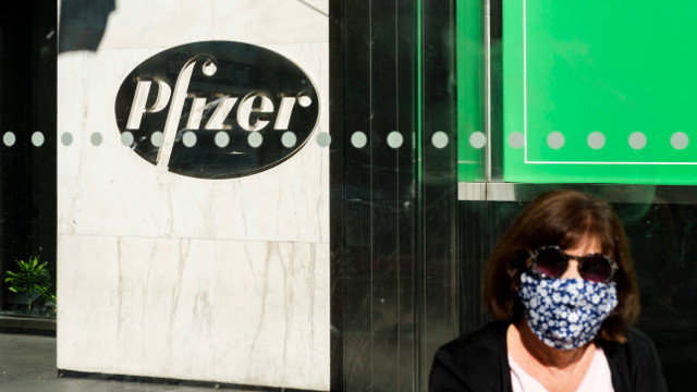 Una mujer pasa ante la sede de Pfizer en Nueva York. EFE