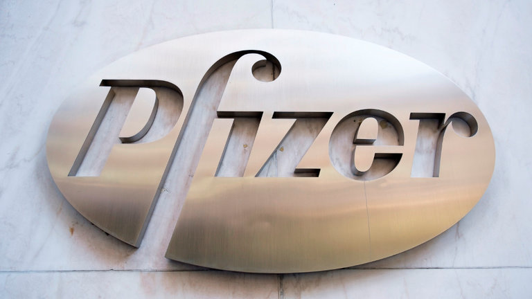Logo de Pfizer en la sede de la farmacéutica en Nueva York. JUSTIN LANE (EFE)
