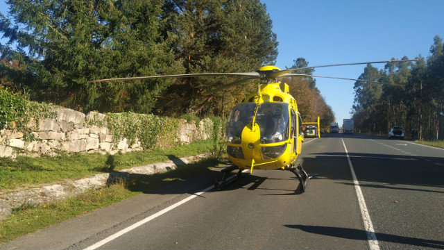 El helicóptero del 061, en el lugar del accidente en Agolada. @HelicoSantiago