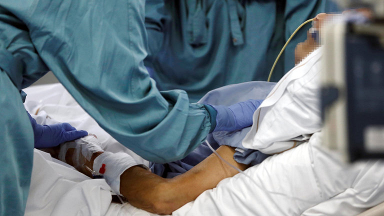 Una enfermera atiende a un paciente de coronavirus en un hospital. EFE