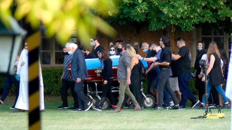 Traslado de los restos de Diego Armando Maradona desde la Plaza de Mayo al cementerio. ENRIQUE GARCIA MEDINA (EFE)