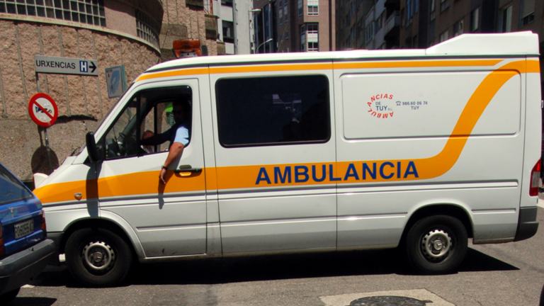 Una ambulancia en el entorno de Povisa. ADP