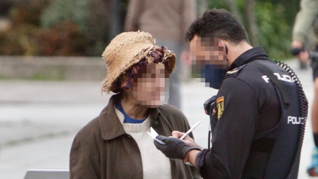 policia identifica persona sin mascarilla 
