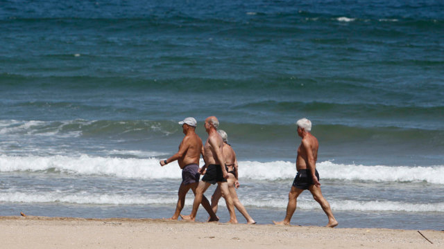 Varias personas pasean por la playa de Bastiagueiro, en Oleiros. ARCHIVO