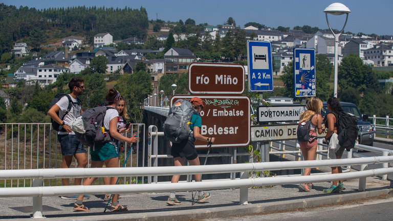 Un grupo de peregrinos a su llegada a Portomarín. ELISEO TRIGO (EUROPA PRESS)