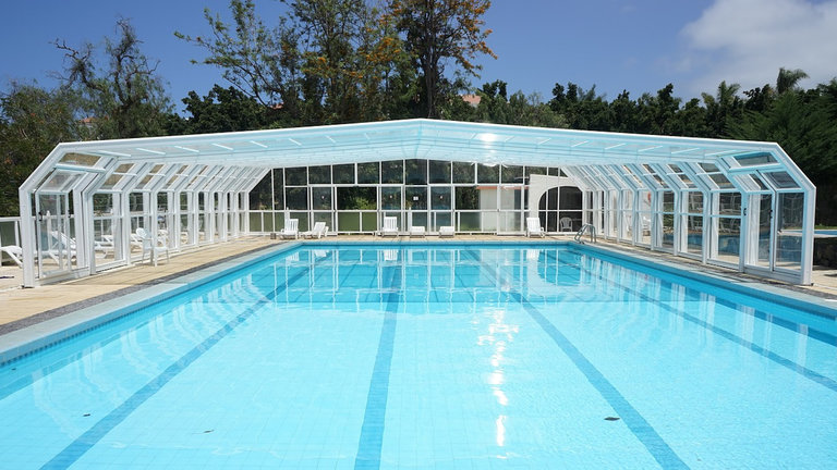 piscina con cubierta