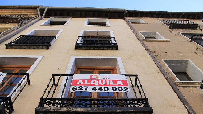 Una vivienda cuelga el cartel de 'se alquila'. AEP