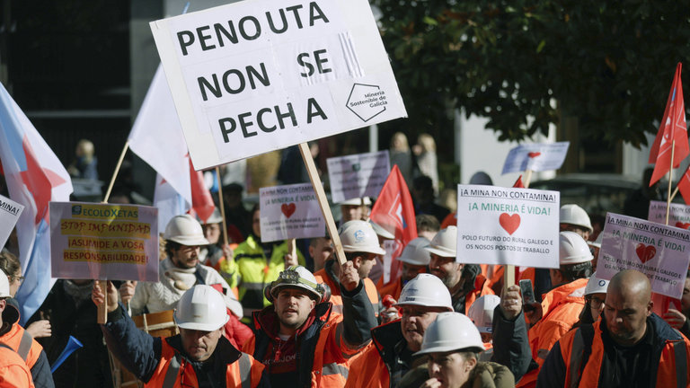 Manifestación en pro de la mina de Penouta a las puertas del TSXG, en A Coruña. Cabalar EFE