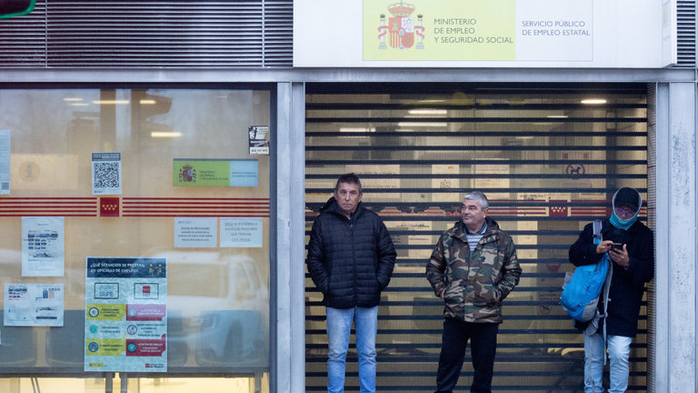 Personas a las puertas de una oficina pública de empleo en Madrid.Europa Press