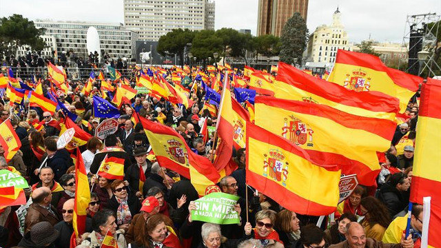 Cientos de personas participan en la concentración convocada por el PP, Ciudadanos y Vox en la plaza de Colón de Madrid, este domingo. FERNANDO VILLAR (EFE)