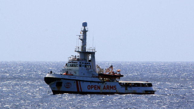 O Open Arms, fronte ás costas de Lampedusa. ELIO DESIDERIO (EFE)