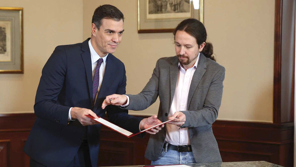 Sánchez e Iglesias, firmando el preacuerdo. PACO CAMPOS (EFE)