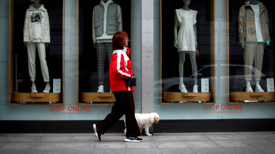 Unha muller pasea ao seu can por unha rúa da Coruña. CABALAR (EFE)