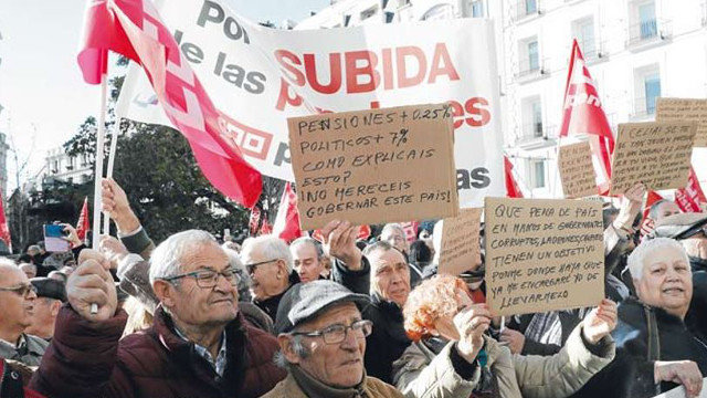 Pensionistas concentrados a las puertas del Congreso. EFE