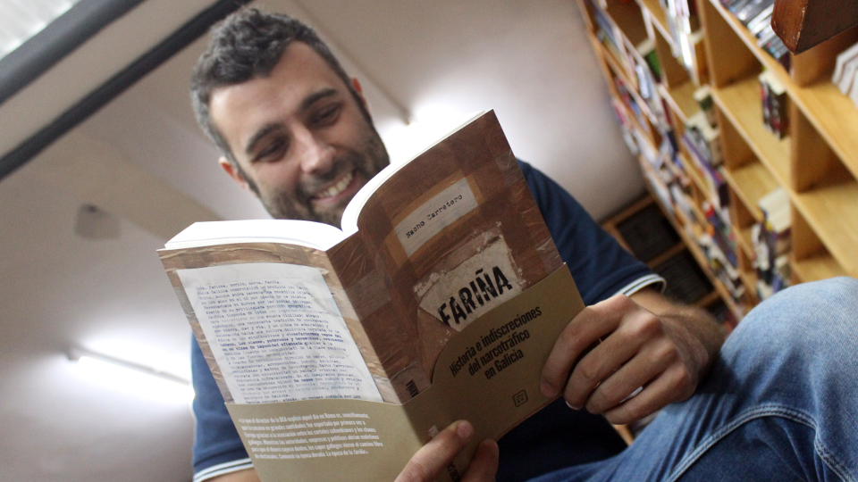 El autor del libro posando con un ejemplar de la publicación secuestrada por orden de un juez. RAFA FARIÑA