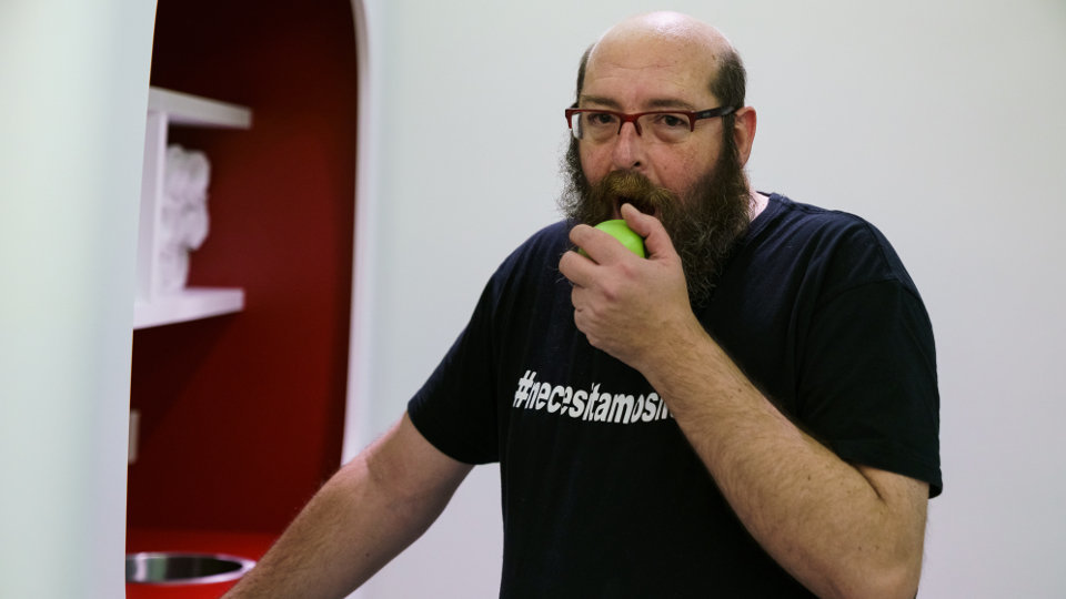 Cota comiendo una manzana. JOAQUÍN BARREIRO