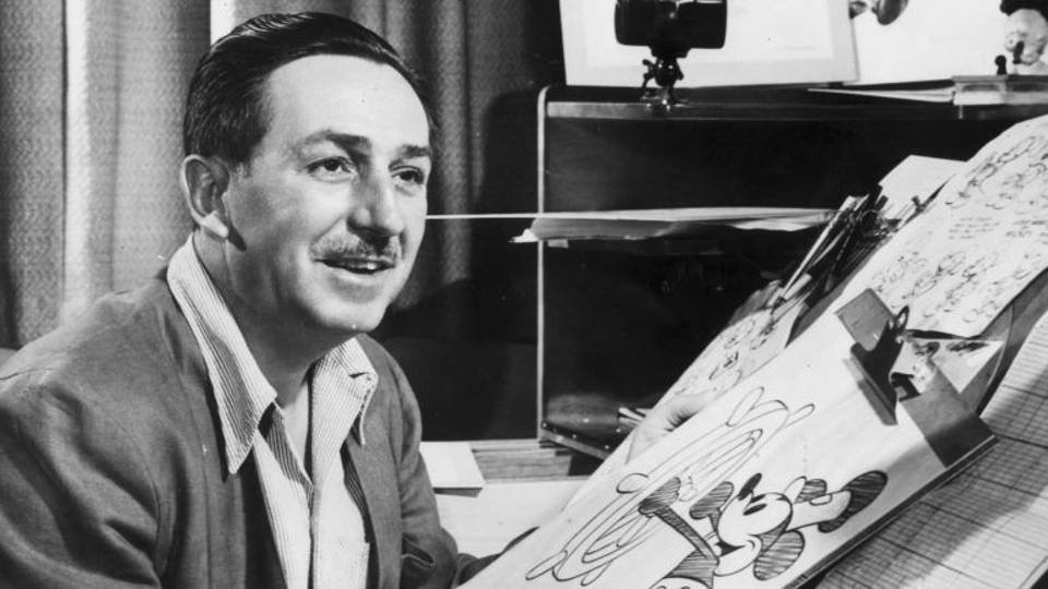 Walt Disney, ante un dibujo de Mickey Mouse. EP