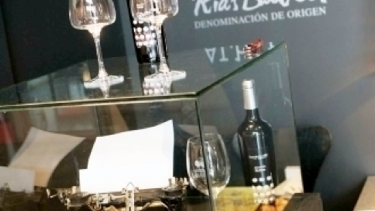 Expositor promocional de vino albariño (Otto/AGN)