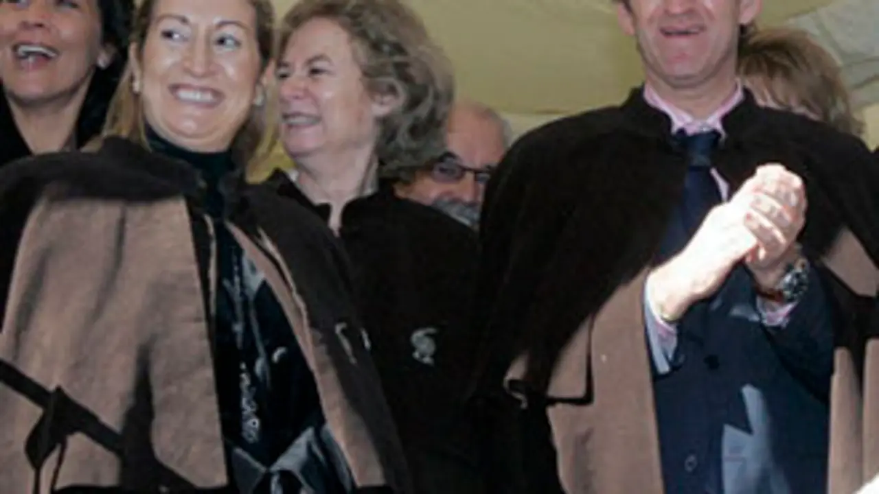 El presidente del PPdeG, Alberto Núñez Feijoo, y la candidata popular Ana Pastor siguieron el desfile de charangas en Lalín (Fotos: EFE)
