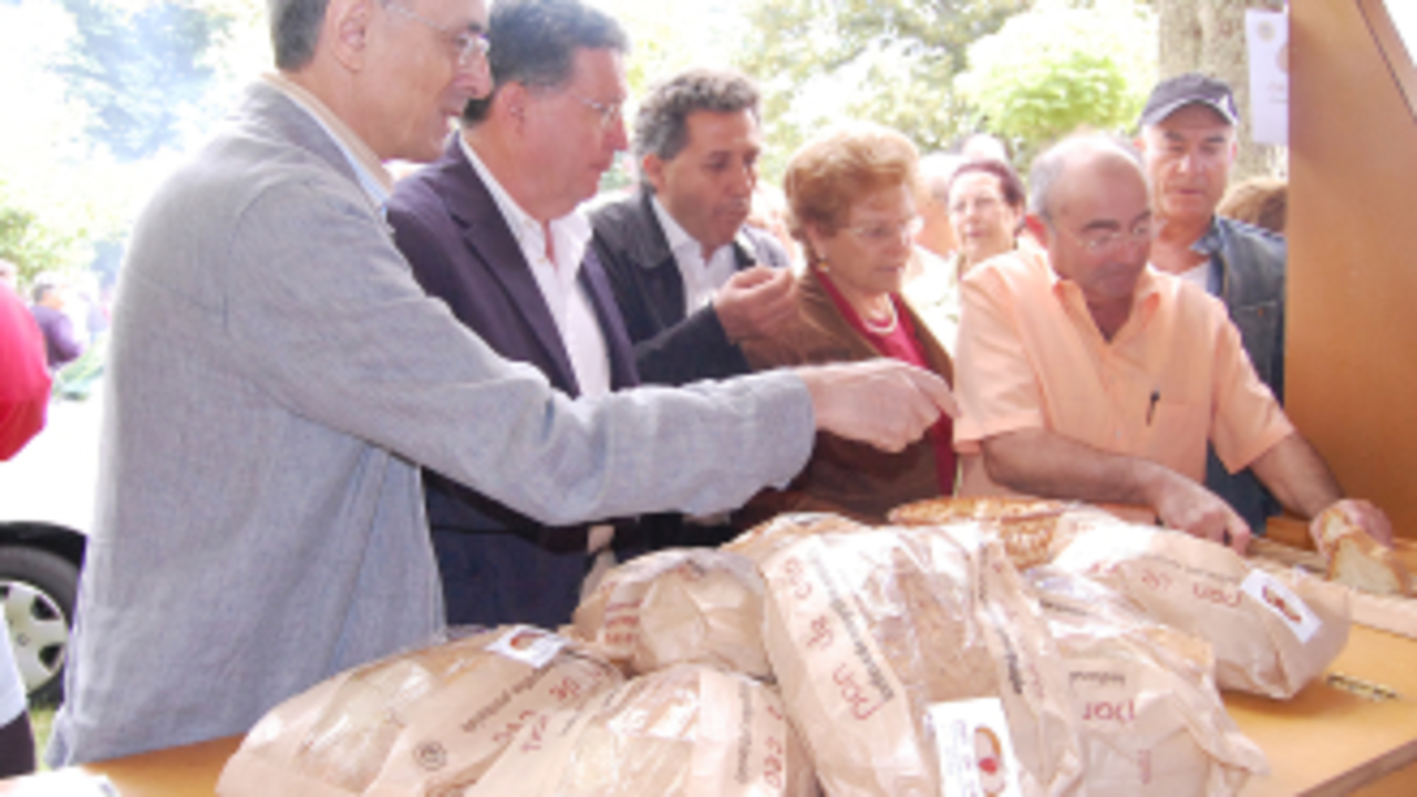 Visita de Suárez Canal a la Feria del Pan de Cea (FOTO: AGN)