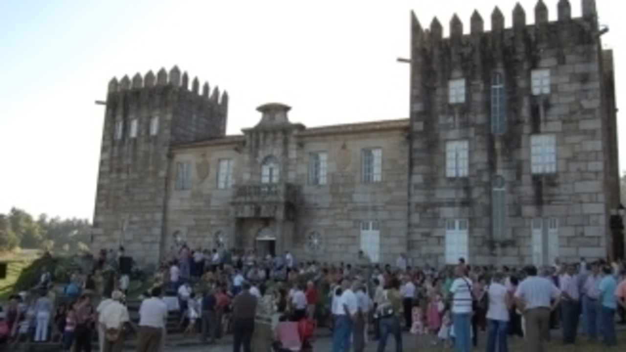 Los socios de la cooperativa, en el recinto del Pazo Baión (Foto: Condes de Albarei)