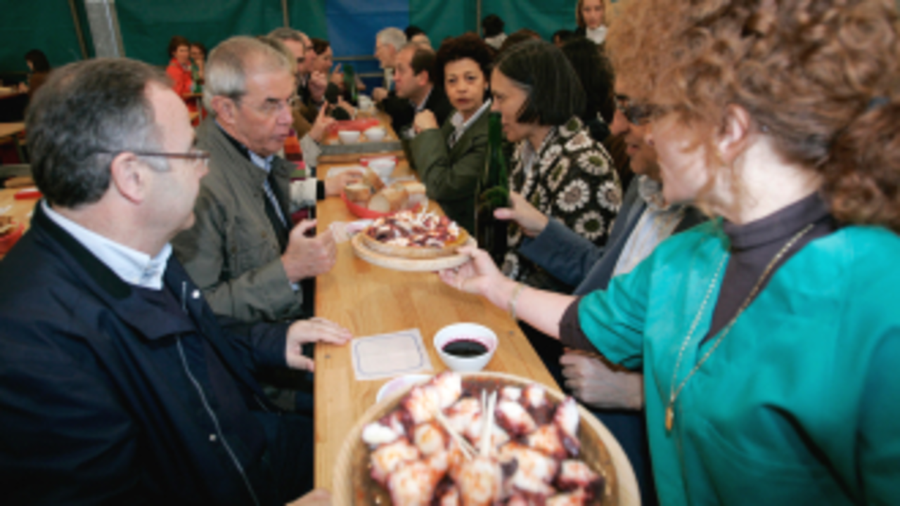 El presidente de la Xunta degustando el pulpo en las fiestas de la Ascensión, en Compostela (Foto: AGN)