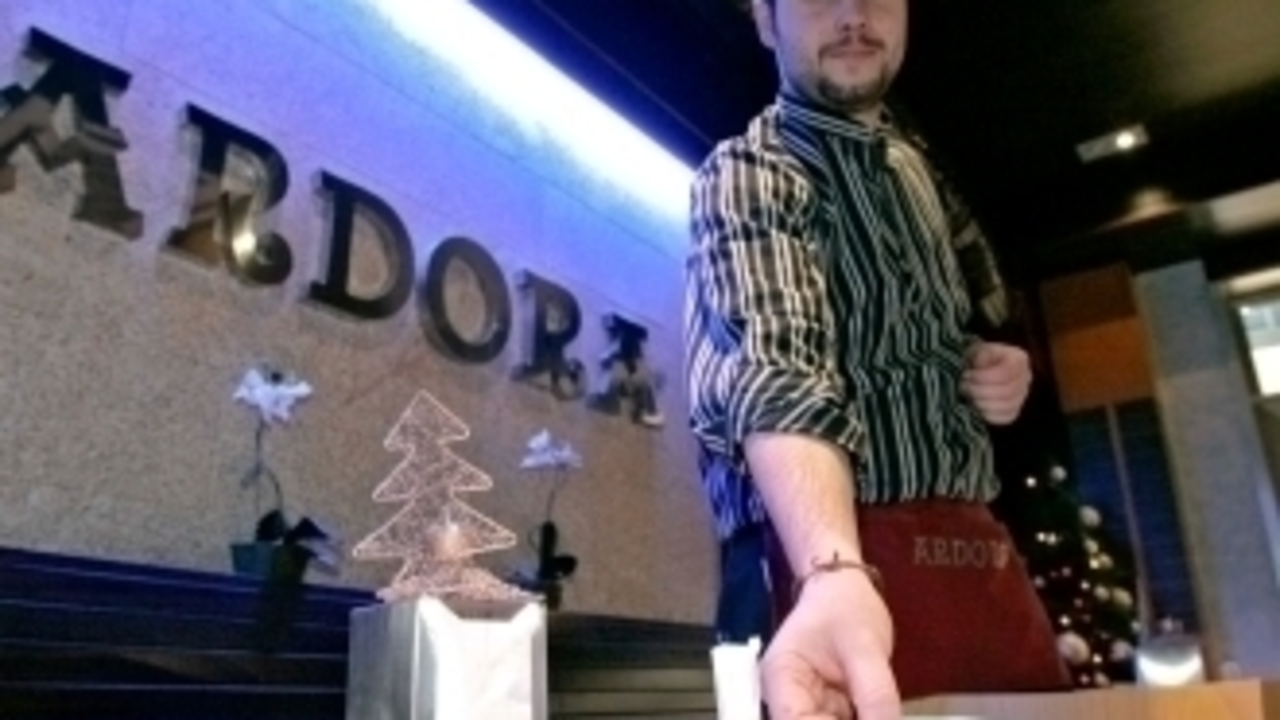 Camarero de un restaurante compostelano (Foto: Otto/AGN)