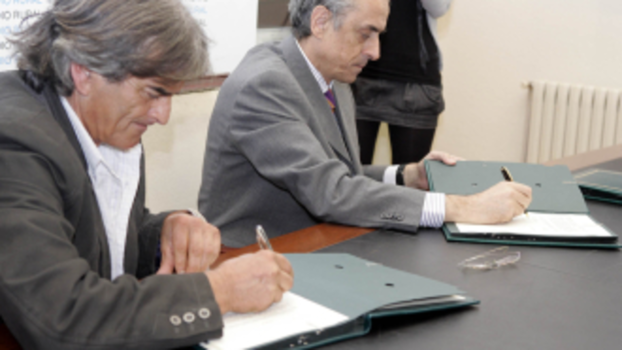 Momento de la firma del convenio (Foto: AGN)