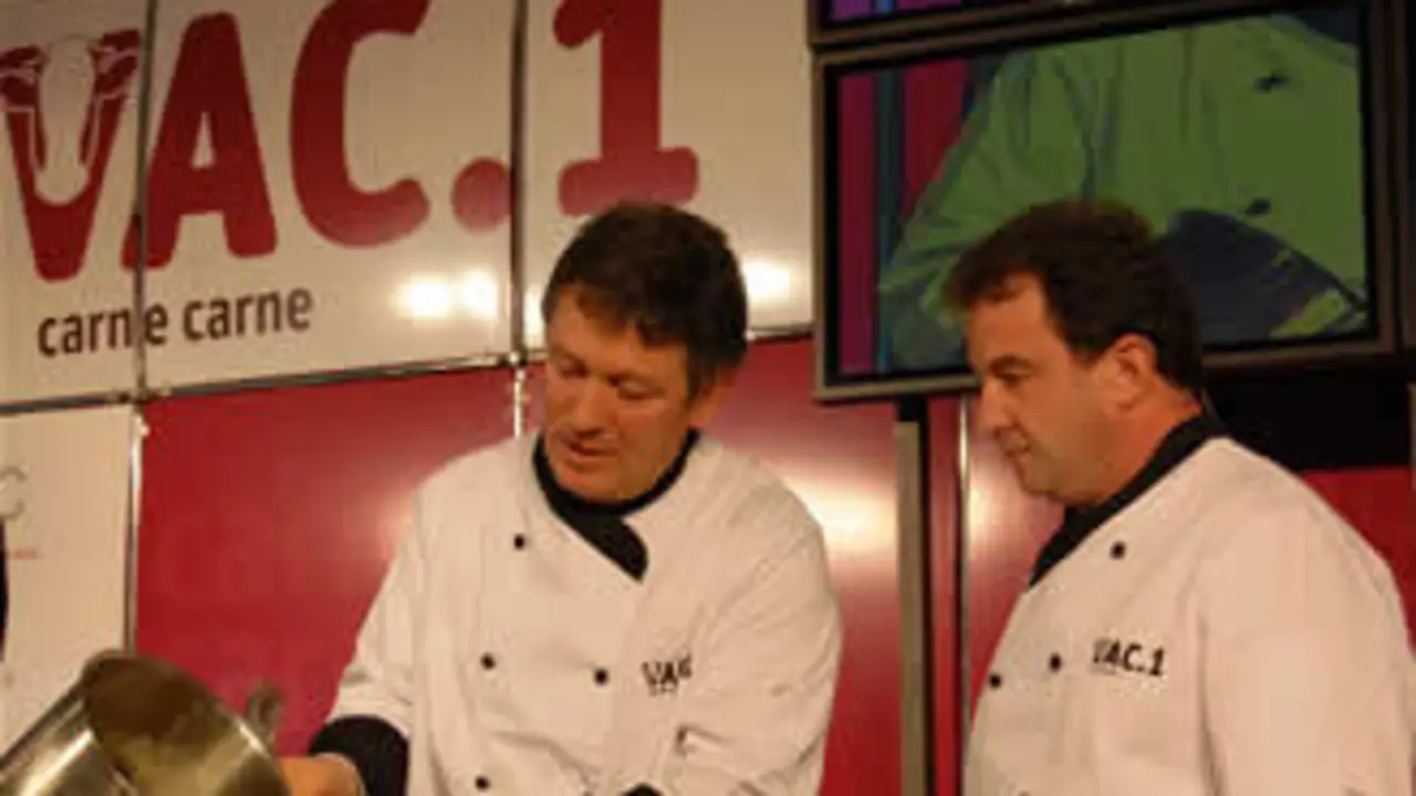 Los chefs Flavio Morgantini y Martín Berasategui cocinaron carne VAC.1 (Foto cedida por Iván Piñeiro)