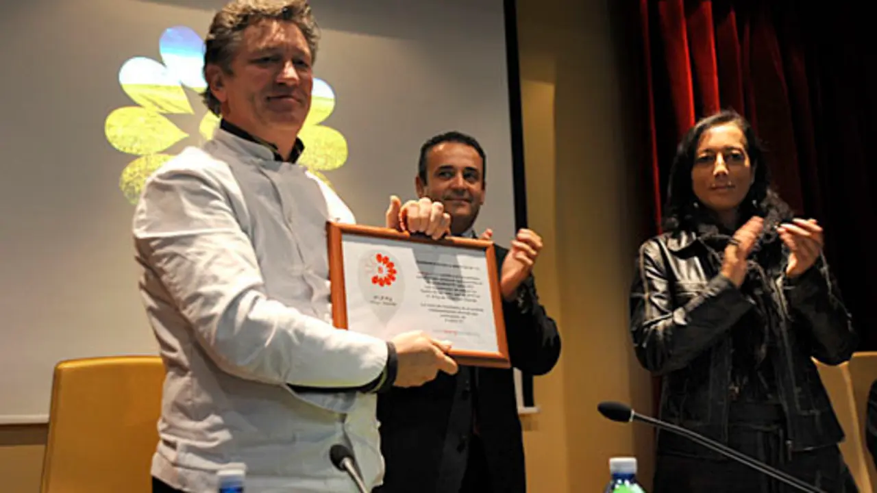 Restaurador Flavio Morganti recoge su certificado de Huella de Carbono