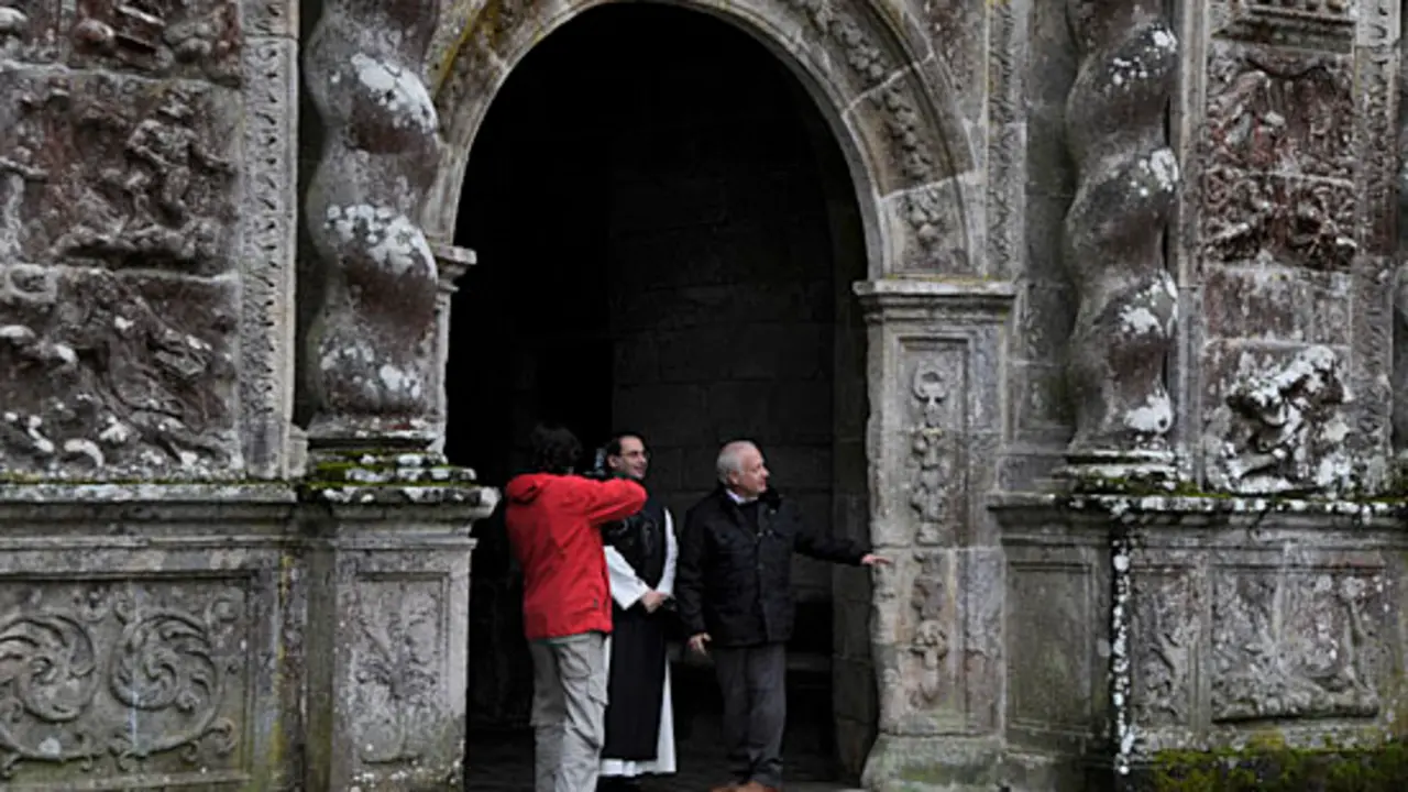Juan Echanove y el hermano Pascual a las puertas del monasterio de Oseira