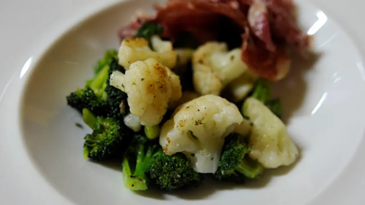 Plato de brécol con coliflor y jamón