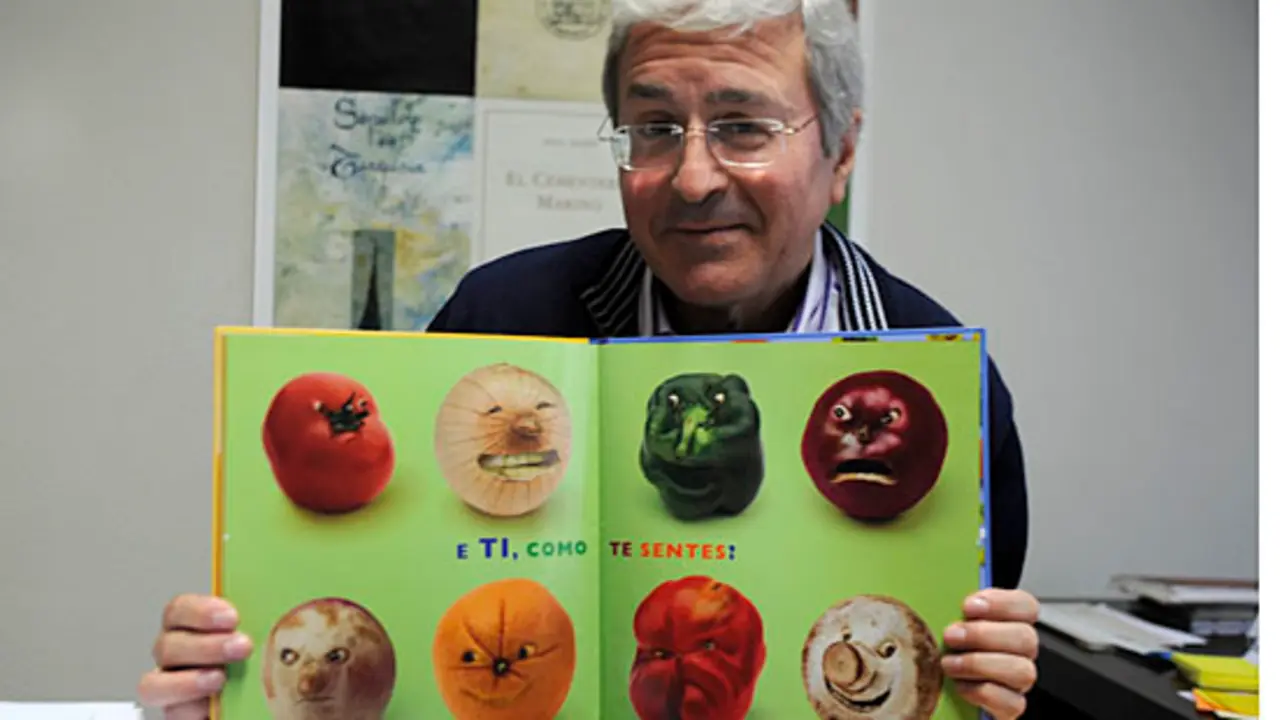 Manuel Ramos con el libro ''&iquest;Que tal vexetal? Alimentos con sentimentos''