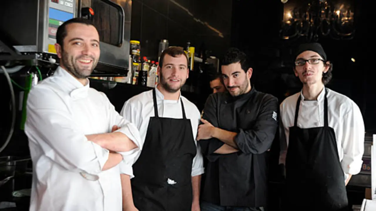 Marcos y Iago con los "gastrobecarios" en la cocina