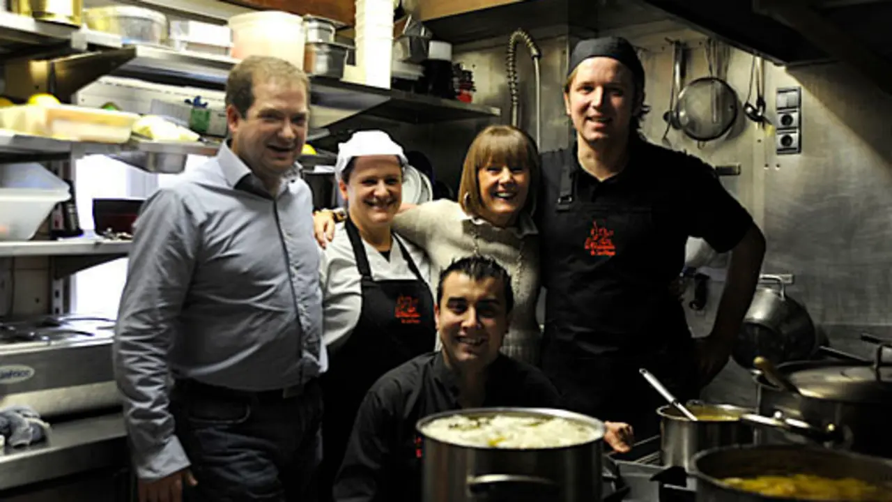 Javier Míguez (iz.) y Gloria Rego (3 iz.) con parte del equipo de La Bodeguilla de San Roque