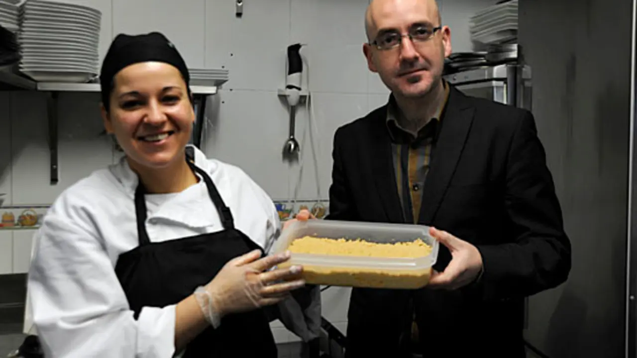 Xefa y Francisco &Iacute;nsua con su kilogramo de pat&eacute; de longueir&oacute;n listo para Girona 2011
