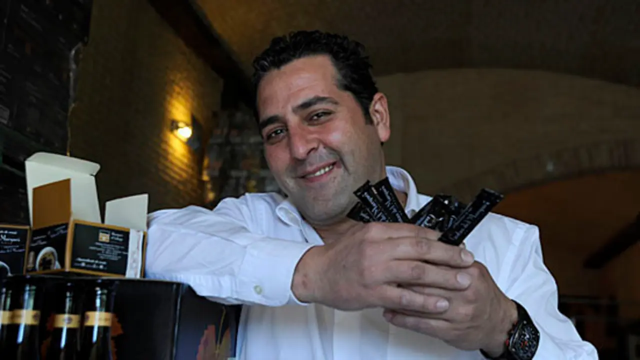 Javier Peláez con un puñado de dosis de ''Las gotas del marqués''