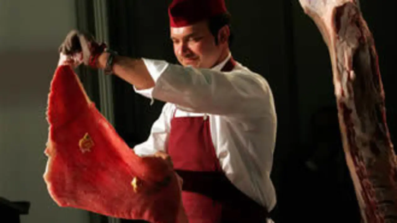 Un carnicero despedaza la ternera en una exhibición de Javier Rodríguez "Taky", cocinero del Grupo Nove (Foto: Otto. AGN)