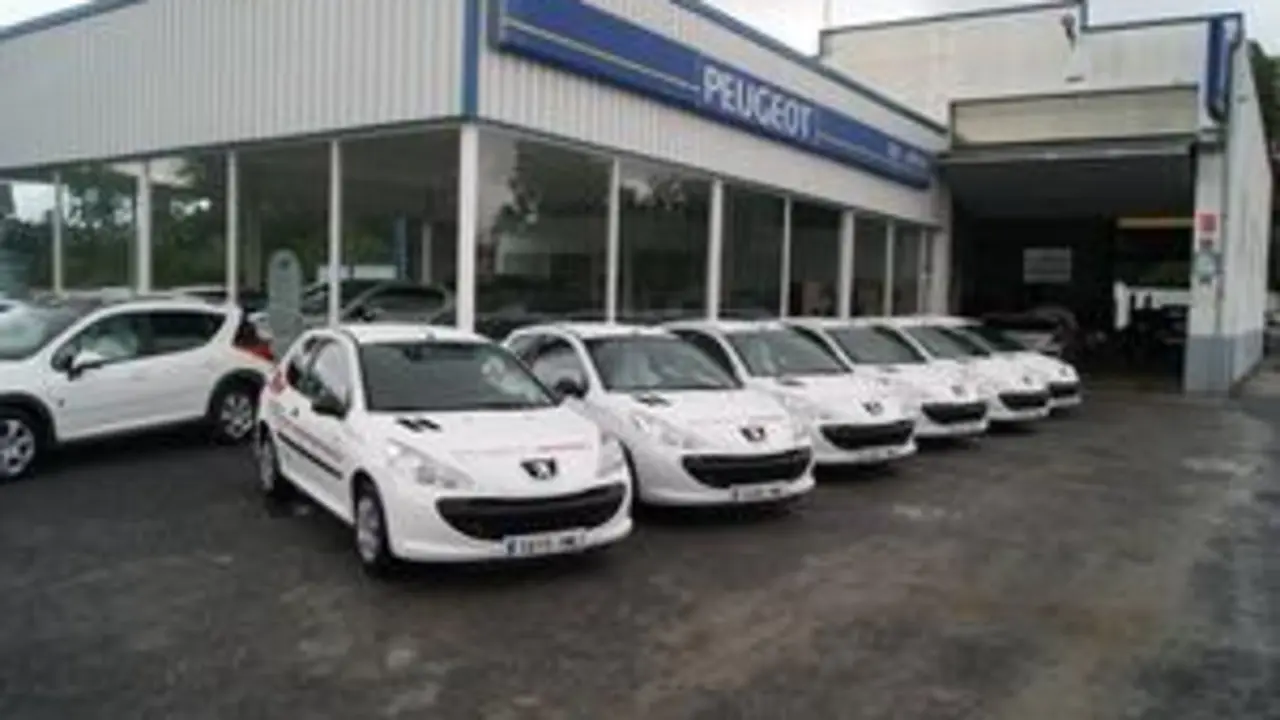 Parte de la flota de vehículos, en el concesionario de Sarria. (Foto: EP)