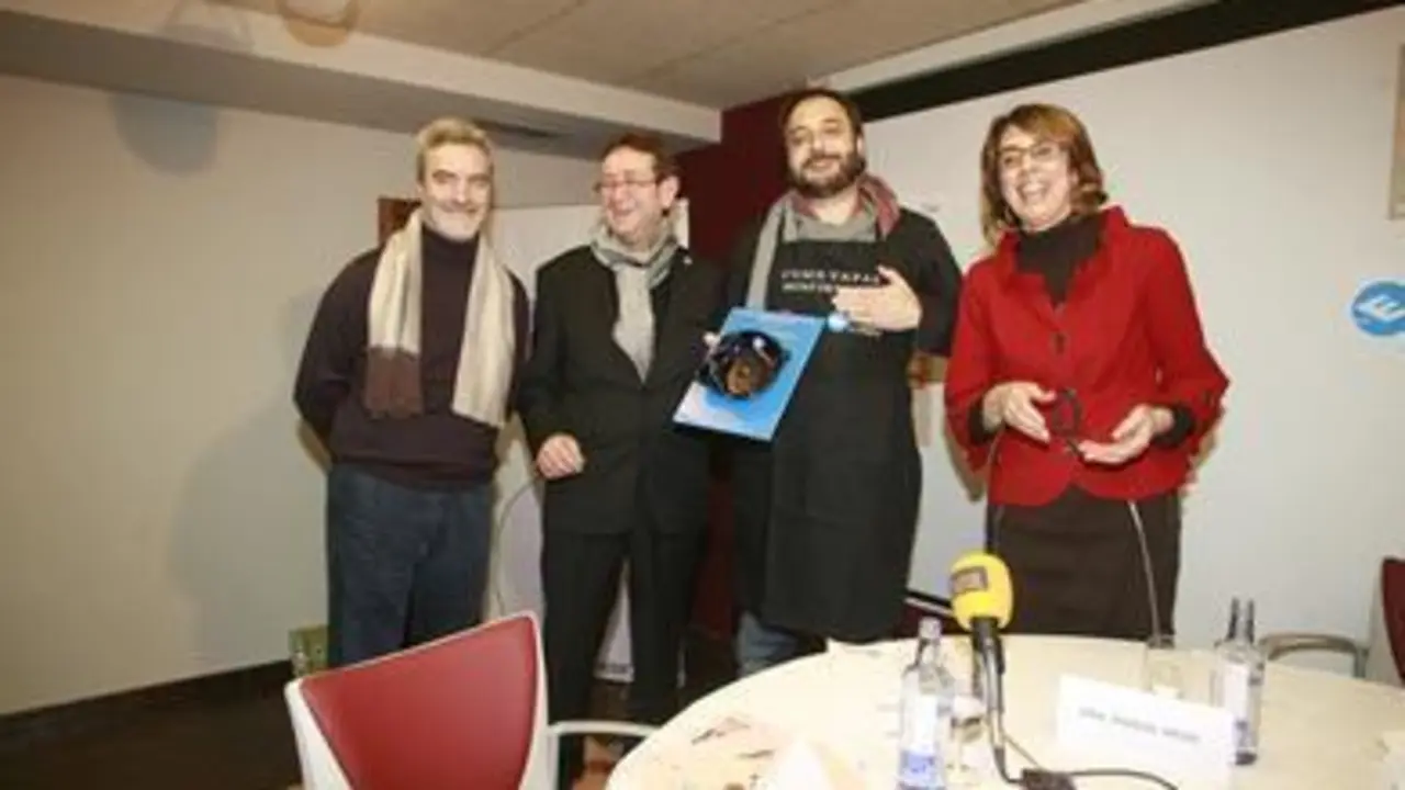 Vilar se colocó el delantal tras ser elegido compadre. (Foto: EPL / Toño Parga)