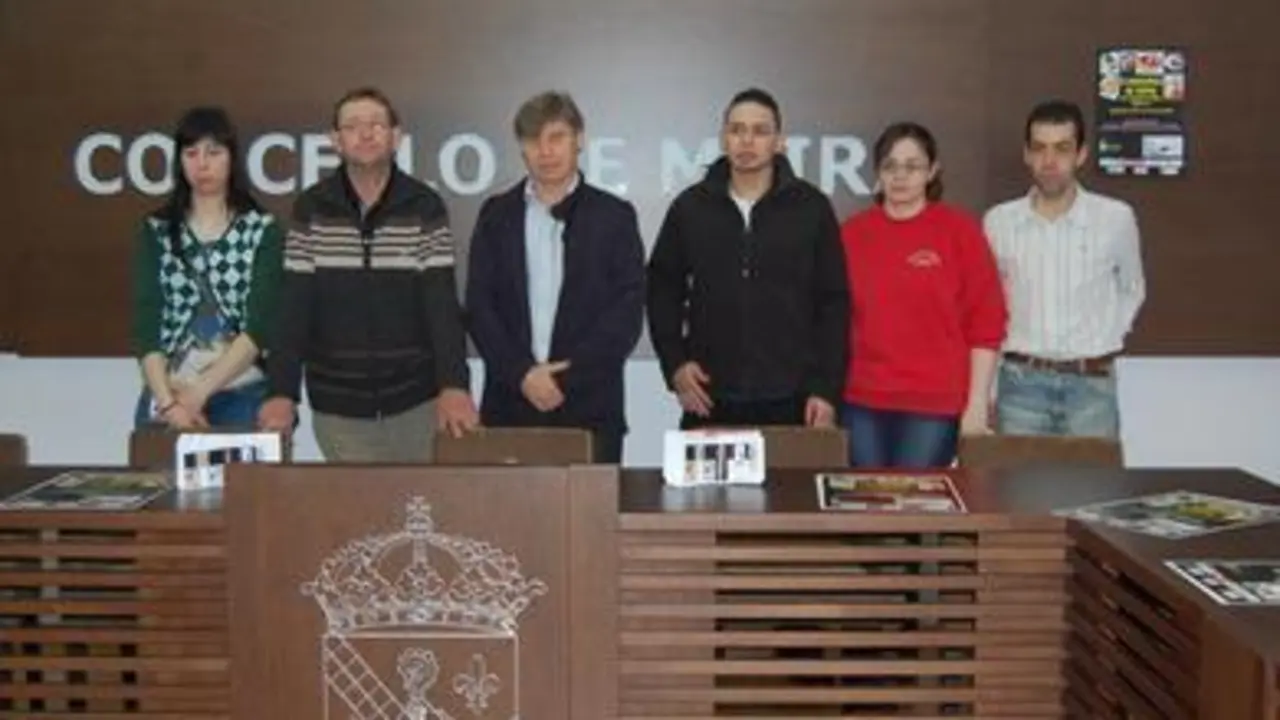 Ramiro Pérez y Cheché Real, con hosteleros participantes en el concurso de tapas (Foto: EPL / ROCA)