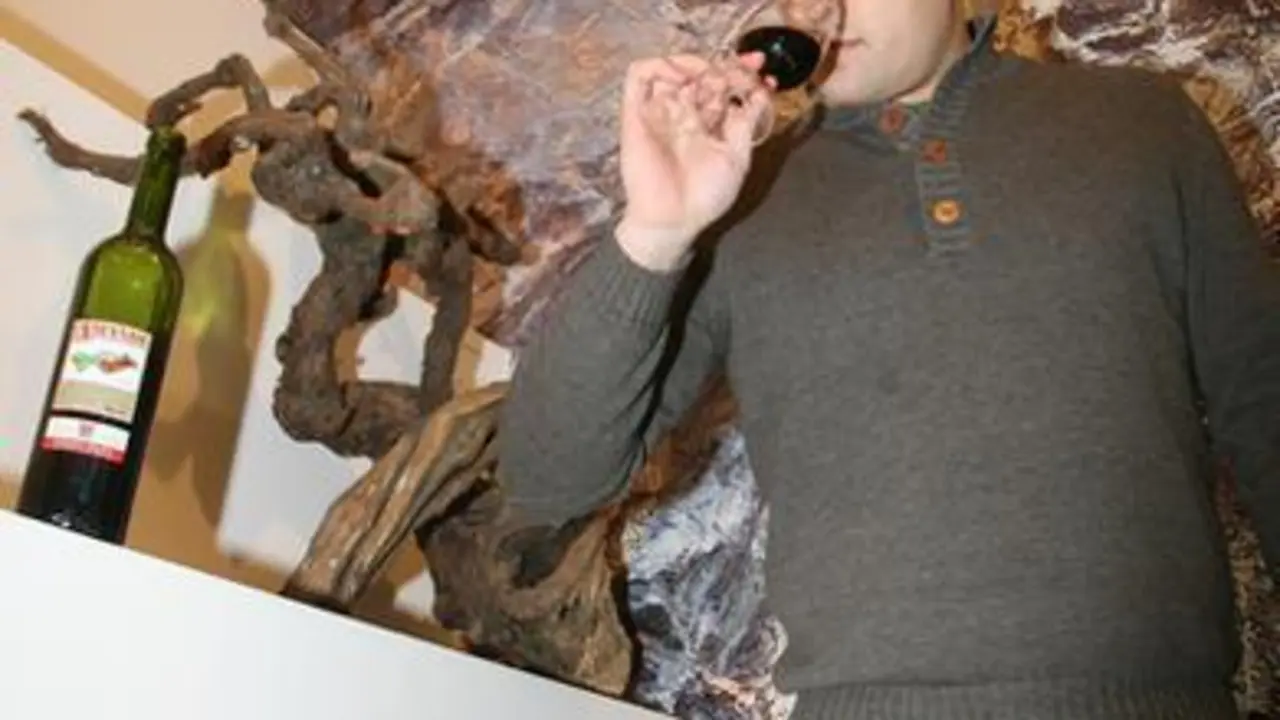 Bruno Lovelle cata con el olfato un vino en Monforte (Foto: TOÑO PARGA)