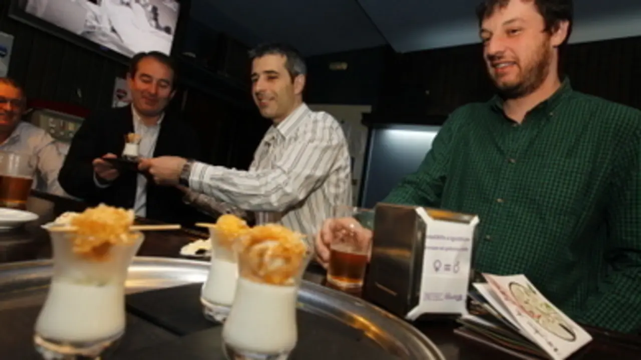 Los concejales Valín y Campos, junto al alcalde ribadense, Suárez (en el centro), de tapeo. Foto: JOSÉ Mª ÁLVEZ